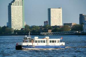 låg vinkel se av central London byggnader och flod thames på kanariefågel kaj central london. de antal fot var fångad under solnedgång över London stad av England Storbritannien på juni 08, 2023 foto