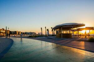 dubai, uae - november 30, 2022 ny offentlig strand - jumeirah strand bostad jbr med en 2 km promenad foto