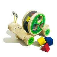 en trä- snigel leksak, miljövänlig och säker handgjort pussel för barn utveckling och inlärning foto
