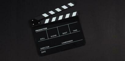 svart clapperboard eller klappa styrelse eller film skiffer använda sig av i video produktion ,filma, bio industri på svart bakgrund. foto