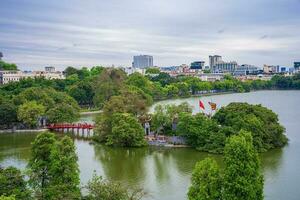 hanoi, viet nam - 13 Maj 2023 antenn se av hoan kiem sjö ho guom eller svärd sjö i de Centrum av hanoi i de dimma i de morgon. hoan kiem sjö är en känd turist plats i hanoi. resa begrepp foto