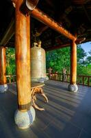 de klocka torn på linh qui phap ett tempel, nära bao loc stad, lam dong provins, vietnam. foto