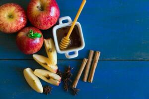 äpplen och honung symbol av rosh hashanah, jewish ny år foto