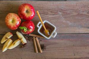 äpplen och honung symbol av rosh hashanah, jewish ny år foto