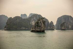 halong bukt klippor foto