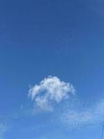 blå himmel med moln foto