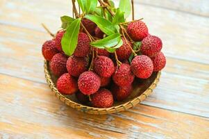 litchiprodukter på korg, färsk mogen litchi frukt tropisk frukt skalad litchiprodukter skiva i thailand foto