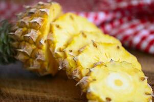 ananas skiva på tallrik för mat frukt mogen ananas på trä- bakgrund, färsk ananas tropisk frukt sommar foto