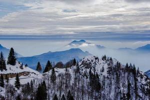 snötäckta alpina toppar i molnen en foto