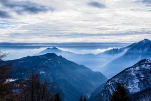 dimma i de alpina dalarna foto