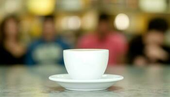 kaffe affär grupp åtnjuter färsk cappuccino, ler och avslappning genererad förbi ai foto