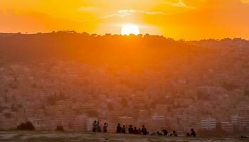 solnedgång silhuett av gammal minaret i lugn afrikansk landskap genererad förbi ai foto