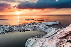 landskap snö täckt på reine i lofoten öarna vid solnedgången foto