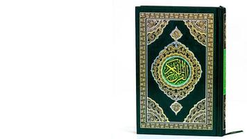 islamiskt koncept isolerat på nära håll den heliga koranen foto