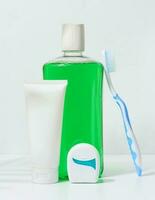 uppfriskande munvatten i en transparent plast flaska och dental flock på en vit bakgrund foto