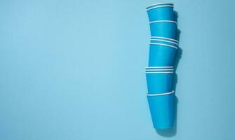 blå disponibel koppar för kaffe och te på en beige bakgrund, topp se foto
