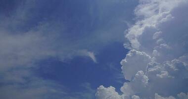 blå himmel och vit stackmoln moln textur bakgrund. blå himmel på solig dag. skön blå himmel. värld ozon dag. ozon lager. sommar himmel. skönhet i natur. trevlig väder i sommar säsong. sommar dag. foto