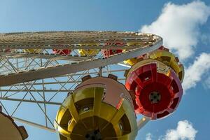 ferris hjul på en fairground med en se från Nedan foto