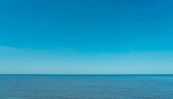 sommar blå himmel över blå hav bakgrund, vacker natur tropisk strand med klar himmel och vit moln abstrakt textur med kopia rymd, sommar semester eller Semester företag resa baner begrepp foto