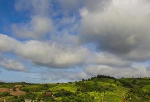 berg och blå himmel foto