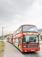 tbilisi, georgien 2020 - stads sightseeingbuss under pandemi foto