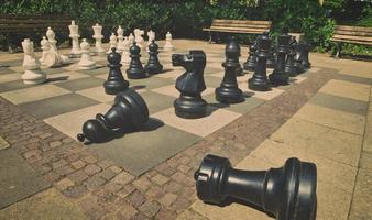 jätte schackfigurer i en park i staden frankfurt foto