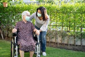 asiatisk senior eller äldre gammal damkvinnapatient på rullstol i parkerar hälsosamt starkt medicinskt koncept