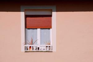 fönster på den rosa fasaden av huset foto