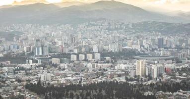 Flygfoto till staden Tbilisi foto