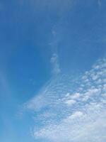 de vit moln på de blå himmel är perfekt för de bakgrund. skys på lombok ö, indonesien foto