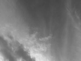 skön grå moln på himmel bakgrund. stor ljus mjuk fluffig moln är omslag de hel himmel. foto