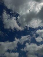 vit moln i de blå himmel. skön ljus blå bakgrund. ljus molnig, Bra väder. lockigt moln på en solig dag. foto