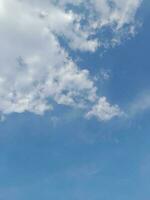 vit moln i de blå himmel. skön ljus blå bakgrund. ljus molnig, Bra väder. lockigt moln på en solig dag. foto