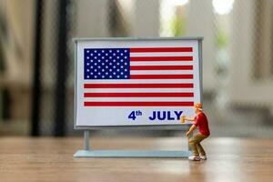 konstnär måla på en anslagstavla firande av de fjärde av juli och oberoende dag foto