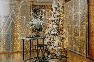 Hem jul interiör, med en jul träd och massor av lysande kransar och ljus lökar. framställning för de jul fest på Hem. foto