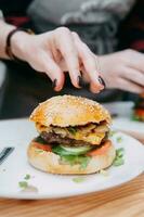 hamburgare med nötkött och grönsaker. stänga upp. utsökt hamburgare i en matlagning klass. burger med tranbär sås och burger med lök sås. foto