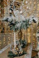 en ljus i en ljusstake dekorerad i en jul tema. en dekor begrepp för Hem dekoration för de ny år högtider, tabell dekoration för jul. foto