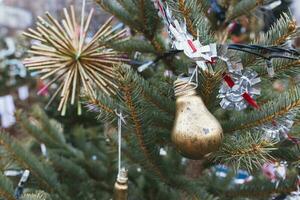 målad gammal elektrisk ljus Glödlampa på jul träd. diy dekoration foto