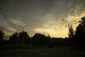 solnedgång i stad. himmel i kväll. silhuett av träd. foto