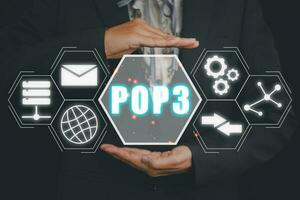 pop3, posta kontor protokoll version 3 begrepp, företag person hand innehav posta kontor protokoll version 3 ikon på virtuell skärm. foto