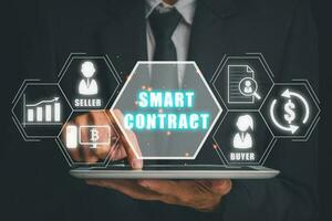 smart kontrakt begrepp, företagare person använder sig av läsplatta med smart kontrakt ikon på virtuell skärm, företag information teknologi, digital avtal. foto