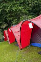 rader av tält är byggd för sovande när bärande ut högtider med familj. foto