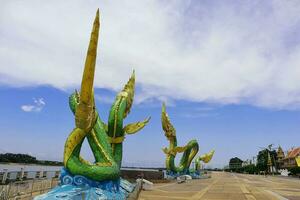 naga staty på de ingång av landmärke i nong khai, thailand foto