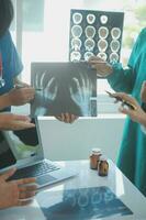kommunikation under doktorer möte i sjukhus foto