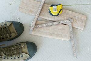 trä- plint, mått band, arbetarens skor. topp se foto