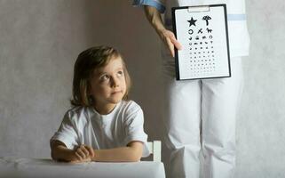 ögonläkare checkar syn av 5 år gammal pojke foto
