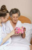 geriatriker besök en senior kvinna foto