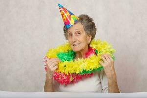 gammal kvinna redo till fira ett händelse foto
