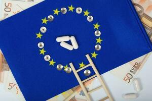 europeisk flagga, piller, stege och valuta.bakgrund foto