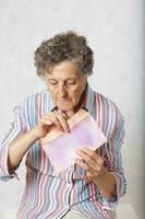 gammal kvinna och en brev foto